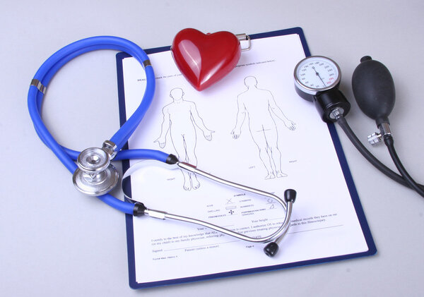 RX пустой, стетоскоп и сердце изолированы на белом фоне
