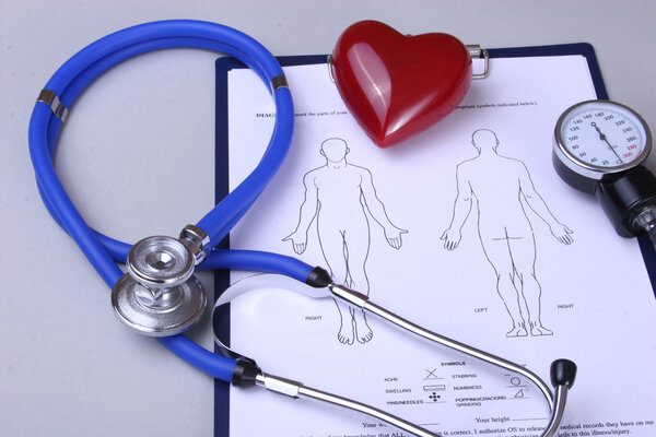 RX пустой, стетоскоп и сердце изолированы на белом фоне
