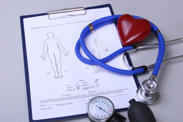 RX пустой, стетоскоп и сердце изолированы на белом фоне
