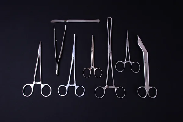 Medische instrumenten in een stalen lade — Stockfoto