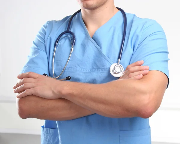 Close-up de homem médico em uniforme azul com estetoscópio — Fotografia de Stock