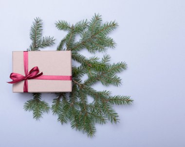 Hediye kutusu ile Noel kompozisyon ve ahşap masa ışık, kırmızı topları