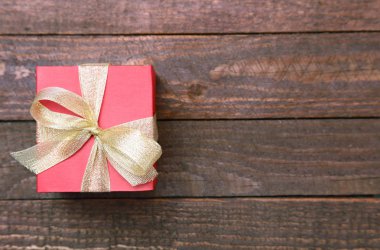 Hediye kutusu ile Noel kompozisyon ve ahşap masa ışık, kırmızı topları