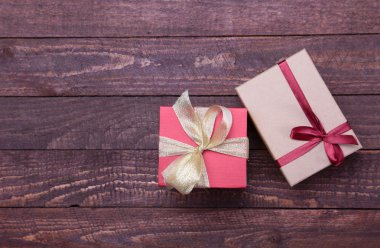 Hediye kutusu ile Noel kompozisyon ve ahşap masa ışık, kırmızı topları