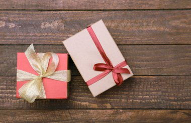 Hediye kutusu ile Noel kompozisyon ve ahşap masa ışık, kırmızı topları