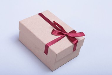 Hediye kutusu ile Noel kompozisyon ve ahşap masa ışık, kırmızı topları