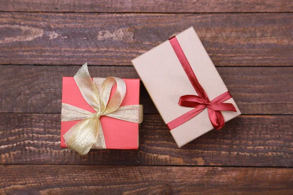 Christmas Composition with Gift box and light, red balls on wooden table — Stockfoto