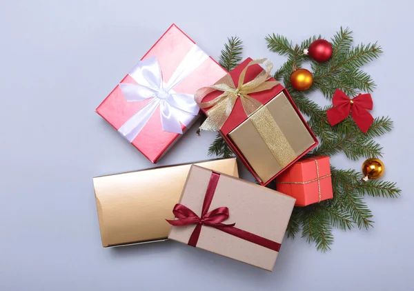 Composición navideña con caja de regalo y luz, bolas rojas sobre mesa de madera — Foto de Stock