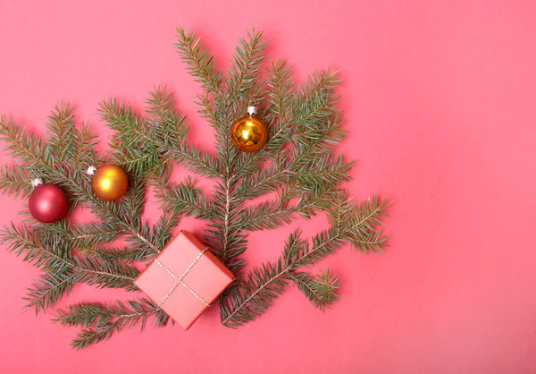 Kerst compositie bij Gift box en licht, rode ballen op houten tafel — Stockfoto