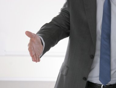 Karşılıklı iki businesman beyaz izole