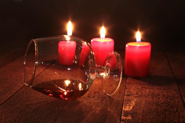 Cam konyak, hediye kutusu ve ahşap masa mum Noel kompozisyonu