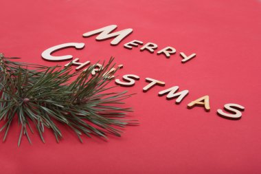 Noel koleksiyon, hediye kutusu, ağaç ve dekoratif süsler, kırmızı zemin üzerine.