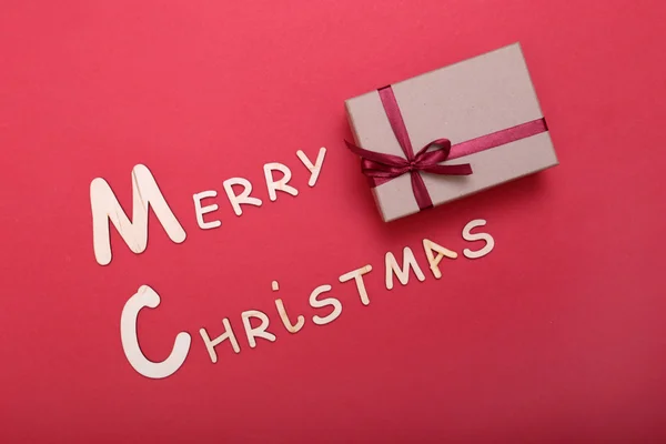 Colección de Navidad, caja de regalos, árbol y adornos decorativos, sobre fondo rojo . — Foto de Stock