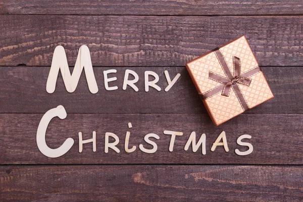 Colección de Navidad, caja de regalos, árbol y bola decorativa, sobre fondo de madera . — Foto de Stock