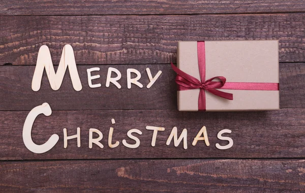 Colección de Navidad, caja de regalos, árbol y bola decorativa, sobre fondo de madera . — Foto de Stock