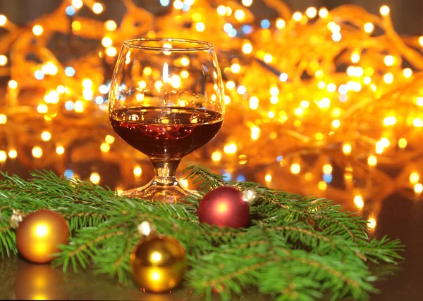 Weihnachten Foto Cognacglas vor Bokeh Hintergrund — Stockfoto