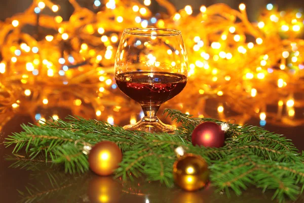 Weihnachten Foto Cognacglas vor Bokeh Hintergrund — Stockfoto
