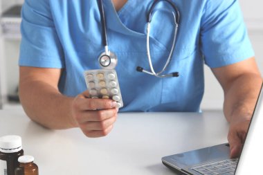 Şişe hap ile tutarak ve reçete yazma kadın doktor el yakından görmek. Sağlık, Medikal eczane konsepti