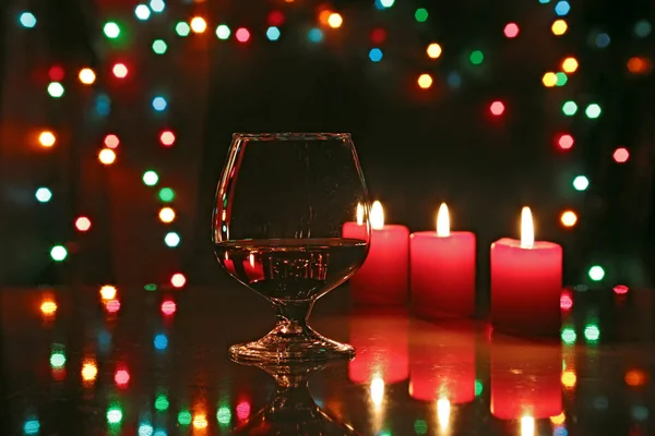 Noel kompozisyon fotoğraf konyak cam ve siyah arka plan üzerine mum — Stok fotoğraf