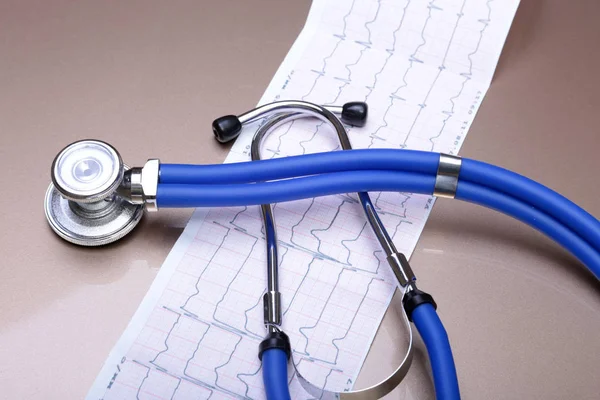 Stethoskopkopf und Silberstift liegen auf einem Klemmbrett für das Kardiogramm. Cardio-Therapeut Hilfe, Arzt machen Herz physisch, Pulsmessung dokumentieren, Arrhythmie Idee, Schrittmacher-Konzept — Stockfoto