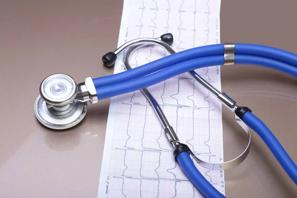 Stethoskopkopf und Silberstift liegen auf einem Klemmbrett für das Kardiogramm. Cardio-Therapeut Hilfe, Arzt machen Herz physisch, Pulsmessung dokumentieren, Arrhythmie Idee, Schrittmacher-Konzept — Stockfoto