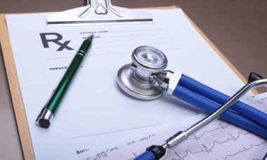Stetoskop baş ve gümüş kalem kardiyogram Pano Defteri üzerinde yalan. Kardiyo therapeutist yardım, Doktor yapmak kalp fiziksel, nabız beat ölçüde belge, aritmi fikir, kalp pili kavramı