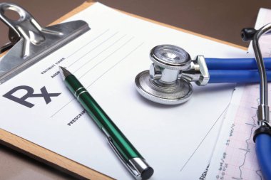 Stetoskop baş ve gümüş kalem kardiyogram Pano Defteri üzerinde yalan. Kardiyo therapeutist yardım, Doktor yapmak kalp fiziksel, nabız beat ölçüde belge, aritmi fikir, kalp pili kavramı