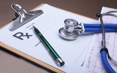 Stetoskop baş ve gümüş kalem kardiyogram Pano Defteri üzerinde yalan. Kardiyo therapeutist yardım, Doktor yapmak kalp fiziksel, nabız beat ölçüde belge, aritmi fikir, kalp pili kavramı