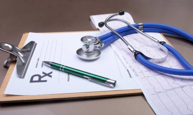 Stetoskop baş ve gümüş kalem kardiyogram Pano Defteri üzerinde yalan. Kardiyo therapeutist yardım, Doktor yapmak kalp fiziksel, nabız beat ölçüde belge, aritmi fikir, kalp pili kavramı