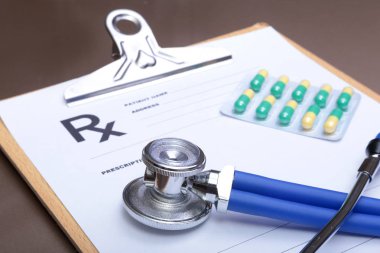 Stetoskop baş ve gümüş kalem kardiyogram Pano Defteri üzerinde yalan. Kardiyo therapeutist yardım, Doktor yapmak kalp fiziksel, nabız beat ölçüde belge, aritmi fikir, kalp pili kavramı