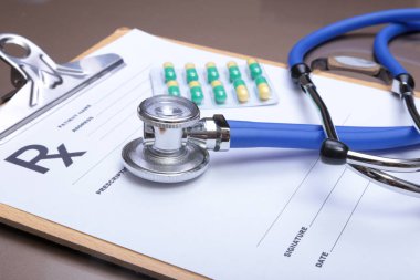 Stetoskop baş ve gümüş kalem kardiyogram Pano Defteri üzerinde yalan. Kardiyo therapeutist yardım, Doktor yapmak kalp fiziksel, nabız beat ölçüde belge, aritmi fikir, kalp pili kavramı