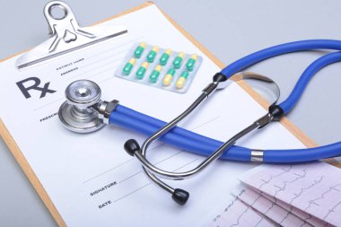 Stetoskop baş ve gümüş kalem kardiyogram Pano Defteri üzerinde yalan. Kardiyo therapeutist yardım, Doktor yapmak kalp fiziksel, nabız beat ölçüde belge, aritmi fikir, kalp pili kavramı