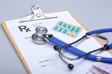 Stetoskop baş ve gümüş kalem kardiyogram Pano Defteri üzerinde yalan. Kardiyo therapeutist yardım, Doktor yapmak kalp fiziksel, nabız beat ölçüde belge, aritmi fikir, kalp pili kavramı