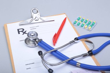 Stetoskop baş ve gümüş kalem kardiyogram Pano Defteri üzerinde yalan. Kardiyo therapeutist yardım, Doktor yapmak kalp fiziksel, nabız beat ölçüde belge, aritmi fikir, kalp pili kavramı