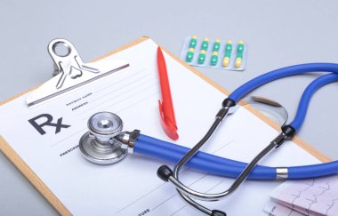 Stetoskop baş ve gümüş kalem kardiyogram Pano Defteri üzerinde yalan. Kardiyo therapeutist yardım, Doktor yapmak kalp fiziksel, nabız beat ölçüde belge, aritmi fikir, kalp pili kavramı