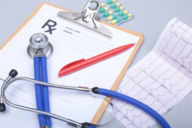 Stetoskop baş ve gümüş kalem kardiyogram Pano Defteri üzerinde yalan. Kardiyo therapeutist yardım, Doktor yapmak kalp fiziksel, nabız beat ölçüde belge, aritmi fikir, kalp pili kavramı