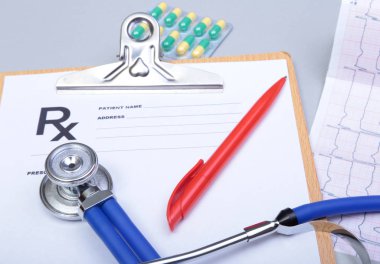 Stetoskop baş ve gümüş kalem kardiyogram Pano Defteri üzerinde yalan. Kardiyo therapeutist yardım, Doktor yapmak kalp fiziksel, nabız beat ölçüde belge, aritmi fikir, kalp pili kavramı