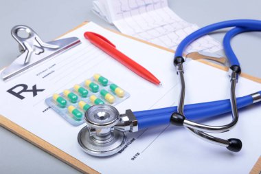 Stetoskop baş ve gümüş kalem kardiyogram Pano Defteri üzerinde yalan. Kardiyo therapeutist yardım, Doktor yapmak kalp fiziksel, nabız beat ölçüde belge, aritmi fikir, kalp pili kavramı