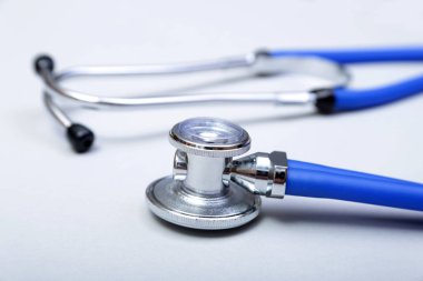 Stetoskop baş ve gümüş kalem kardiyogram Pano Defteri üzerinde yalan. Kardiyo therapeutist yardım, Doktor yapmak kalp fiziksel, nabız beat ölçüde belge, aritmi fikir, kalp pili kavramı