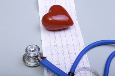 Stetoskop baş ve gümüş kalem kardiyogram Pano Defteri üzerinde yalan. Kardiyo therapeutist yardım, Doktor yapmak kalp fiziksel, nabız beat ölçüde belge, aritmi fikir, kalp pili kavramı