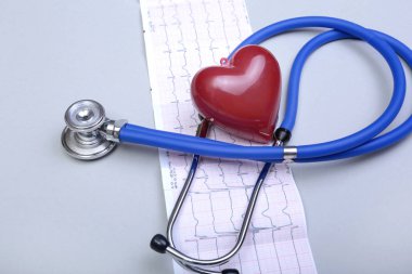 Stetoskop baş ve gümüş kalem kardiyogram Pano Defteri üzerinde yalan. Kardiyo therapeutist yardım, Doktor yapmak kalp fiziksel, nabız beat ölçüde belge, aritmi fikir, kalp pili kavramı