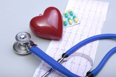 Stetoskop baş ve gümüş kalem kardiyogram Pano Defteri üzerinde yalan. Kardiyo therapeutist yardım, Doktor yapmak kalp fiziksel, nabız beat ölçüde belge, aritmi fikir, kalp pili kavramı