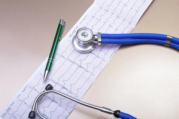Stethoskopkopf und Silberstift liegen auf einem Klemmbrett für das Kardiogramm. Cardio-Therapeut Hilfe, Arzt machen Herz physisch, Pulsmessung dokumentieren, Arrhythmie Idee, Schrittmacher-Konzept — Stockfoto
