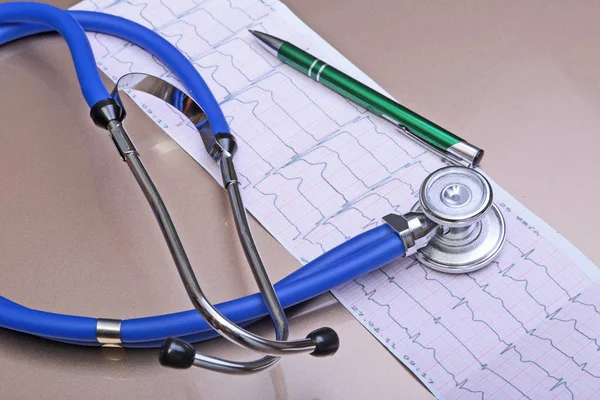 Stethoskopkopf und Silberstift liegen auf einem Klemmbrett für das Kardiogramm. Cardio-Therapeut Hilfe, Arzt machen Herz physisch, Pulsmessung dokumentieren, Arrhythmie Idee, Schrittmacher-Konzept — Stockfoto