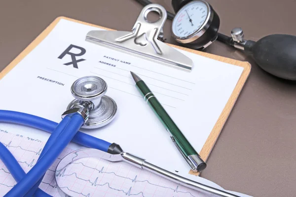 Stetoskop baş ve gümüş kalem kardiyogram Pano Defteri üzerinde yalan. Kardiyo therapeutist yardım, Doktor yapmak kalp fiziksel, nabız beat ölçüde belge, aritmi fikir, kalp pili kavramı