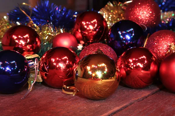 Decoración de Navidad aislado blanco. Cajas de regalo rojas y doradas con tres bolas, adorno floral. Vista superior. Composición cuadrada . — Foto de Stock