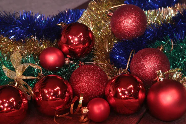 Decoración de Navidad aislado blanco. Cajas de regalo rojas y doradas con tres bolas, adorno floral. Vista superior. Composición cuadrada . — Foto de Stock