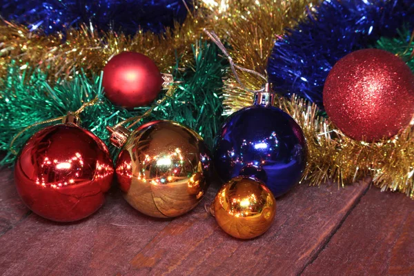 Decoración de Navidad aislado blanco. Cajas de regalo rojas y doradas con tres bolas, adorno floral. Vista superior. Composición cuadrada . — Foto de Stock