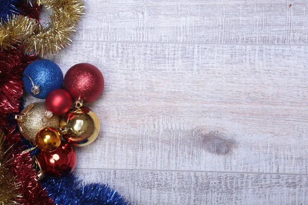 Decorazione di Natale isolato bianco. Confezioni regalo rosse e dorate con tre palline, ornamento floreale. Vista dall'alto. Composizione quadrata . — Foto Stock