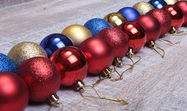 Decorazione di Natale isolato bianco. Confezioni regalo rosse e dorate con tre palline, ornamento floreale. Vista dall'alto. Composizione quadrata . — Foto Stock